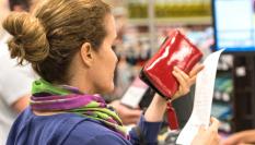 Una mujer con un ticket en una tienda.