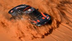 Carlos Sainz, a fondo en las dunas de Arabia Saudí en la octava etapa del Dakar 2024