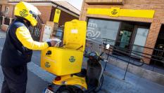 Un cartero de Correos a las puertas de una sucursal.
