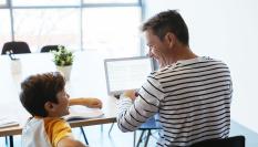 Un padre con su hijo.