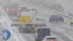 Atascos a causa de la nieve en la A-66, entre Guijuelo y Béjar (Salamanca), durante la jornada de este viernes