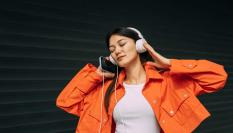 Chica escuchando música