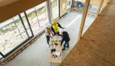 Trabajadores en una casa prefabricada.