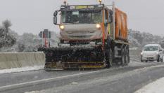 El temporal de nieve ha dejado esta tarde varadas a largas filas de camiones y coches en la A-66.