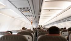 Pasajeros en un avión.