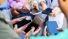 Personas chateando con su móvil.