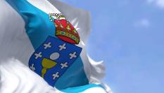Bandera de Galicia hondeando.