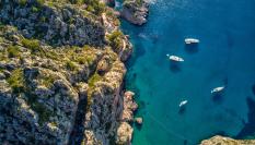 Yates en una cala en Mallorca.