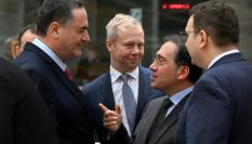 Albares conversa con su homólogo israelí (izda) en un encuentro este lunes en Bruselas