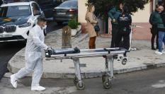 Miembros de la Guardia Civil trabajando en el lugar donde se han hallado los cuerpos de tres hermanos de avanzada edad con signos de violencia.