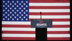 Un atril vacío en uno de los actos de campaña de Ron DeSantis.