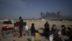 Palestinos en Kahn Younis huyen del campamento en el sur de la Franja de Gaza.