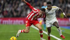 Viinicus y Marc Pubill disputan un balón en el Real Madrid - Almería de LaLiga.