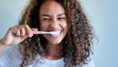 Cuidando los dientes con un cepillo eléctrico