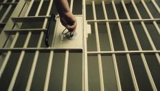 Imagen de archivo de una persona abriendo la celda de una prisión.