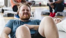 Persona haciendo ejercicio con agujetas.