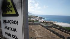 Cartel alertando de la presencia de gases nocivos en el ambiente en Puerto Naos tiempo después del final de la erupción