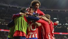 Los jugadores del Atlético de Madrid celebran el gol de Memphis Depay durante el partido de cuartos de final de la Copa del Rey de fútbol entre el Atlético de Madrid y el Sevilla FC