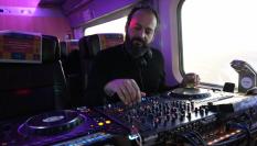 Uno de los dj que ha participado en el viaje del Icónica Sevilla Fest en el AVE a Madrid.