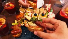 Amigos yendo de tapas