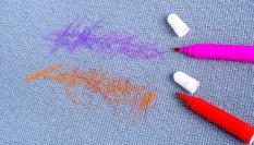 Mancha de rotulador en un tejido.