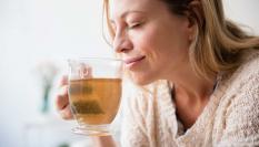Mujer tomando un buen te