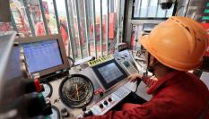 Trabajadores de una plataforma de extracción de gas en Guangxi