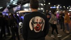 Un manifestante israelí marcha por las calles de Tel Aviv para exigirle a Netanyuhu la liberación de los rehenes cautivos en Gaza.