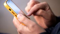 Una persona utilizando su teléfono móvil.