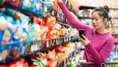 Una mujer seleccionado un snack en un supermercado.