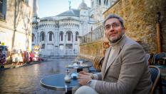 El escritor Máximo Huerta acaba de lanzar su última novela 'París despertaba tarde'.