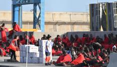 Vista del desembarco de 55 inmigrantes, entre ellos tres fallecidos, rescatados el pasado sábado en aguas cercanas a El hierro