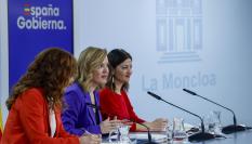 La ministra de Educación, Formación Profesional y Deportes y portavoz del Gobierno, Pilar Alegría (c); la ministra de Sanidad, Mónica García (i) y la de Juventud e Infancia, Sira Rego, durante la rueda de prensa posterior a la reunión del Consejo de Ministros este martes.