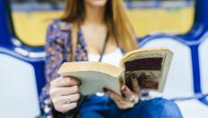 Una mujer leyendo en el metro.