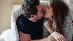 Una pareja besándose.