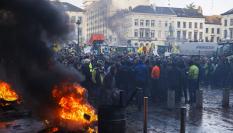 Barricadas en llamas ante la sede bruselense del Parlamento Europeo.