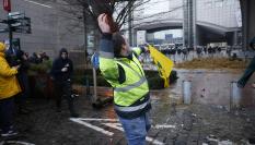 Un manifestante lanzando un huevo, en el marco de las protestas de agricultores en Bruselas, coincidiendo con la cumbre de líderes de la UE.