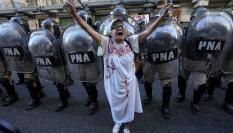 Una mujer se une a las protestas en el Congreso contra la ley omnibus de Milei.