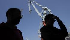 Dos operarios en un astillero de Vigo en una imagen de archivo