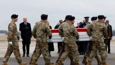 El presidente de Estados Unidos, Joe Biden, asiste al traslado de los soldados muertos en el atentado de Jordania