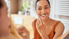 Mujer cepillándose los dientes