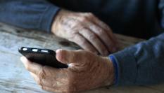 Persona mayor con un móvil