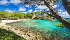 Una de las muchas calas que dan forma a la costa de la isla de Menorca.