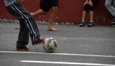 Niños jugando al fútbol.