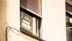 Un cartel de 'se alquila' en una vivienda española.