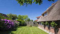 Una casa con jardín, en una imagen de archivo