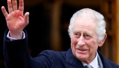 Carlos III saluda tras salir del hospital