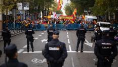 Decenas de personas se manifiestan en Ferraz tras un acto del PP contra la amnistía, en una imagen de archivo.