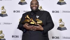 El rapero estadounidense Killer Mike, posa con su tres Grammy ante de su detención.