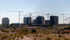 Imagen de archivo de edificios en construcción, en Madrid.